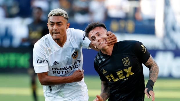 Julián Araujo cometiendo falta en un partido del L.A. Galaxy